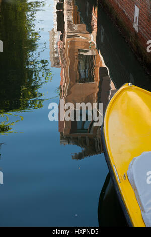 Detail der gelbe Boot und Reflexionen der Roten Haus am Kanal in Dorsoduro, Venedig, Italien Stockfoto