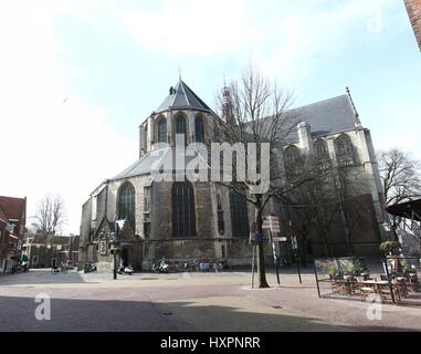 15. Jahrhundert Grote oder Sint Laurenskerk (St.-Lorenz-Kirche) am Kerkplein Square, zentraler Alkmaar, Niederlande. (Genähte Bild) Stockfoto