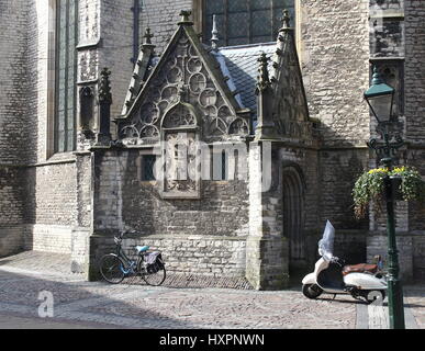 Kleine Kapelle neben dem 15.Jahrhundert Grote oder Sint Laurenskerk (St.-Lorenz-Kirche) am Kerkplein Square, zentraler Alkmaar, Niederlande. Stockfoto