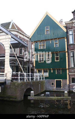 Monumentale 16. Jahrhundert grün Holz "Huis met de Kogel" (Haus mit der Kanonenkugel) in zentralen Alkmaar, Niederlande, bei Luttik Oudorp - Zijdam Kanal Stockfoto