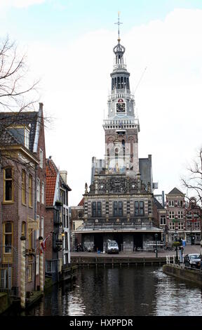 Kultige 17. Jahrhundert Waag (wiegen Haus) auf dem Waagplein Platz in Alkmaar, Niederlande. Eines der wenigen verbleibenden wiegen Häuser noch gebräuchlich Stockfoto