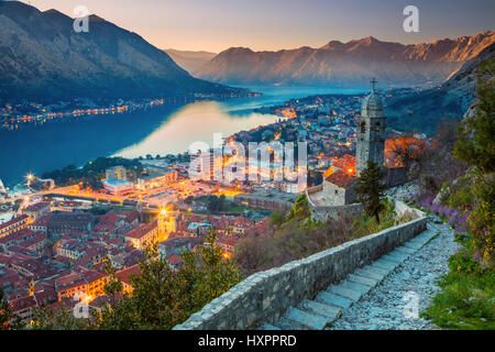 Kotor, Montenegro. Schöne romantische Altstadt von Kotor während des Sonnenuntergangs. Stockfoto
