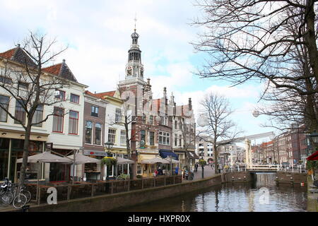 Historische Giebel 17. Jahrhundert beherbergt im Mient Kanal, zentrale Alkmaar, Niederlande. Turm von De Waag (wiegen Haus) im Hintergrund Stockfoto