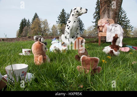 Eine Tee-Party mit ausgestopften Tieren. Stockfoto