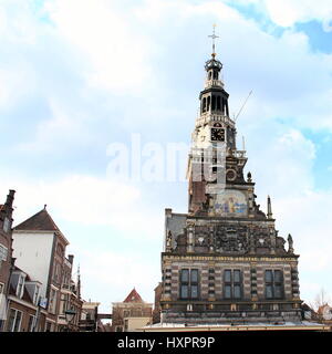 Kultige 17. Jahrhundert Waag (wiegen Haus) auf dem Waagplein Platz in Alkmaar, Niederlande. Eines der wenigen verbleibenden wiegen Häuser noch gebräuchlich Stockfoto