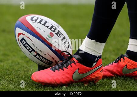 GILBERT RUGBY BALL ENGLAND RU V Irland RU ENGLAND RU V Irland RU TWICKENHAM LONDON ENGLAND 27. Februar 2016 Stockfoto