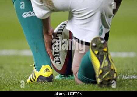 OFFIZIELLEN GILBERT MATCH BALL ENGLAND RU V Irland ENGLAND RU V Irland RU TWICKENHAM LONDON ENGLAND 27. Februar 2016 Stockfoto