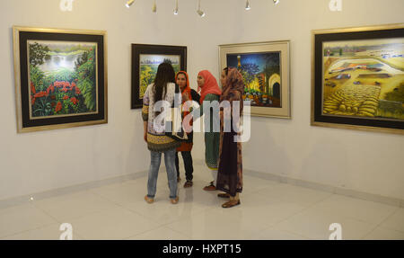 Lahore, Pakistan. 30. März 2017. Pakistanische Besucher sind die Gemälde von Amjad Naeem während der Solo Ausstellung seines Werkes in Hamail Galerien anzeigen. Bildnachweis: Rana Sajid Hussain/Pacific Press/Alamy Live-Nachrichten Stockfoto