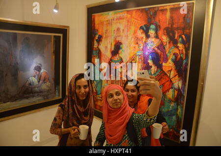 Lahore, Pakistan. 30. März 2017. Pakistanische Besucher sind die Gemälde von Amjad Naeem während der Solo Ausstellung seines Werkes in Hamail Galerien anzeigen. Bildnachweis: Rana Sajid Hussain/Pacific Press/Alamy Live-Nachrichten Stockfoto