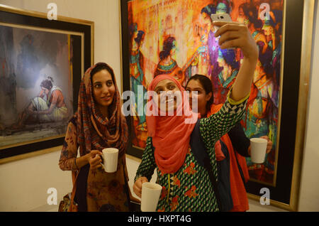Lahore, Pakistan. 30. März 2017. Pakistanische Besucher sind die Gemälde von Amjad Naeem während der Solo Ausstellung seines Werkes in Hamail Galerien anzeigen. Bildnachweis: Rana Sajid Hussain/Pacific Press/Alamy Live-Nachrichten Stockfoto