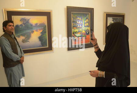 Lahore, Pakistan. 30. März 2017. Pakistanische Besucher sind die Gemälde von Amjad Naeem während der Solo Ausstellung seines Werkes in Hamail Galerien anzeigen. Bildnachweis: Rana Sajid Hussain/Pacific Press/Alamy Live-Nachrichten Stockfoto