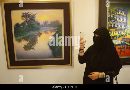 Lahore, Pakistan. 30. März 2017. Pakistanische Besucher sind die Gemälde von Amjad Naeem während der Solo Ausstellung seines Werkes in Hamail Galerien anzeigen. Bildnachweis: Rana Sajid Hussain/Pacific Press/Alamy Live-Nachrichten Stockfoto