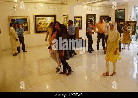 Lahore, Pakistan. 30. März 2017. Pakistanische Besucher sind die Gemälde von Amjad Naeem während der Solo Ausstellung seines Werkes in Hamail Galerien anzeigen. Bildnachweis: Rana Sajid Hussain/Pacific Press/Alamy Live-Nachrichten Stockfoto