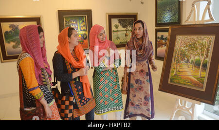 Lahore, Pakistan. 30. März 2017. Pakistanische Besucher sind die Gemälde von Amjad Naeem während der Solo Ausstellung seines Werkes in Hamail Galerien anzeigen. Bildnachweis: Rana Sajid Hussain/Pacific Press/Alamy Live-Nachrichten Stockfoto