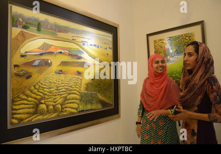 Lahore, Pakistan. 30. März 2017. Pakistanische Besucher sind die Gemälde von Amjad Naeem während der Solo Ausstellung seines Werkes in Hamail Galerien anzeigen. Bildnachweis: Rana Sajid Hussain/Pacific Press/Alamy Live-Nachrichten Stockfoto