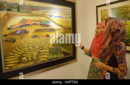 Lahore, Pakistan. 30. März 2017. Pakistanische Besucher sind die Gemälde von Amjad Naeem während der Solo Ausstellung seines Werkes in Hamail Galerien anzeigen. Bildnachweis: Rana Sajid Hussain/Pacific Press/Alamy Live-Nachrichten Stockfoto