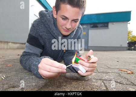 Youngster mit Silvester Eve begrüssende Gewehr, Jugendlicher Mit Silvesterböller Stockfoto