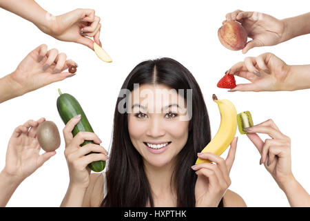 Frau mit Obst und Gemüse, gedreht im Studio auf weißem Hintergrund Stockfoto