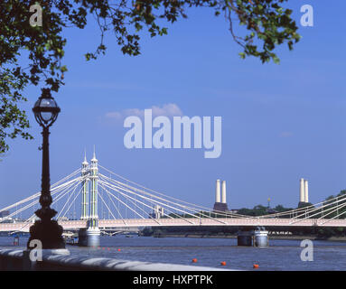 Albert-Brücke und Battersea Power Station über Fluß Themse, Royal Borough of Kensington und Chelsea, Greater London, England, Vereinigtes Königreich Stockfoto