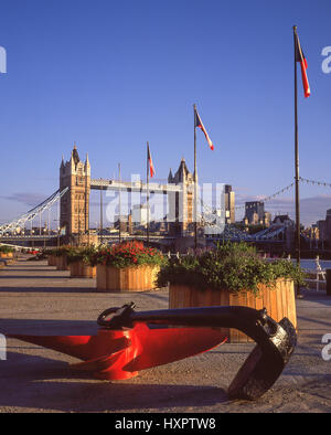 Tower Bridge in der Dämmerung vom Nordufer, London Borough of Tower Hamlets, Greater London, England, Vereinigtes Königreich Stockfoto