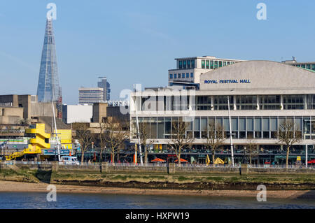 Royal Festival Hall im Southbank Centre mit der Scherbe im Hintergrund, London England Vereinigtes Königreich UK Stockfoto