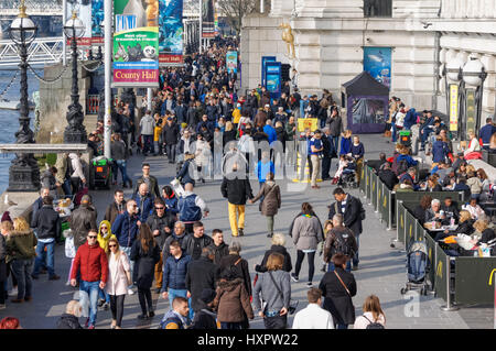 Menschen an die Königin zu Fuß Promenade am Südufer der Themse, London England Vereinigtes Königreich UK Stockfoto