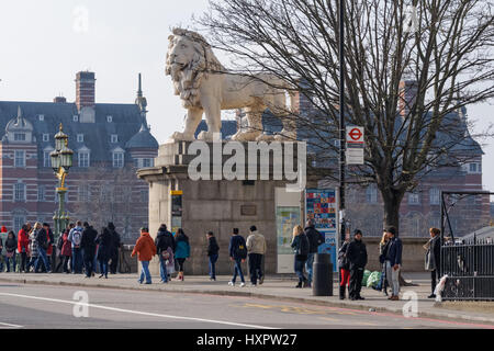 Menschen passieren der South Bank Löwe auf der Westminster Bridge, London England Vereinigtes Königreich UK Stockfoto