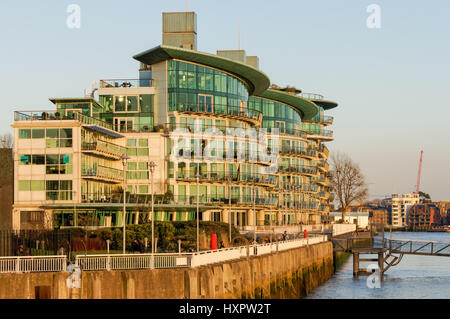 Moderne Luxus-Wohnungen in Wapping, Ufer der Themse, London England Vereinigtes Königreich UK Stockfoto