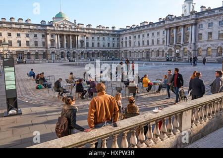 Menschen im Café Fernandez & Wells im Innenhof des Somerset House, London England Vereinigtes Königreich Großbritannien Stockfoto