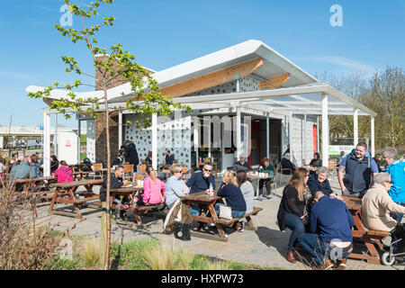 Terrasse am Café Gino, Bridge Street, Walton-on-Thames, Surrey, England, Vereinigtes Königreich Stockfoto