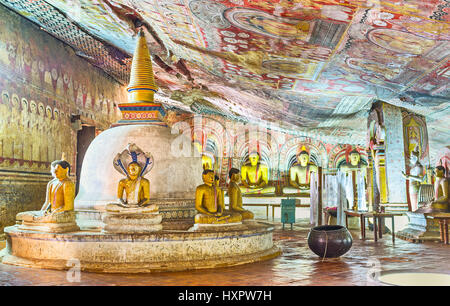 DAMBULLA, SRI LANKA - 27. November 2016: Das Innere der Maharaja Lena Höhle (große Könige) od Dambulla Viharaya mit alten Stupa, bemalten Wänden und n Stockfoto