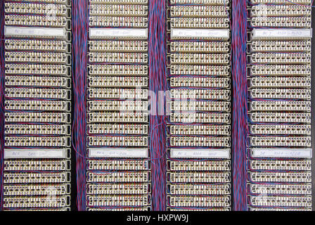 Telekommunikation-Hauptverteilung Schrank mit Kabel Stockfoto