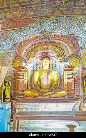 DAMBULLA, SRI LANKA - 27. November 2016: die Statue des sitzenden Buddha, umgeben von geschnitzten Drachen Bogen in Maha Alut Viharaya (Great New Temple) o Stockfoto