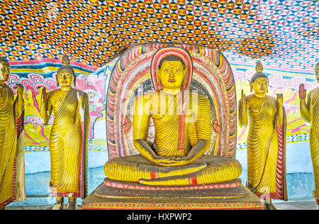 DAMBULLA, SRI LANKA - 27. November 2016: die Statue des sitzenden Buddha in Maha Alut Viharaya (Great New Temple) von Dambulla Höhle Kloster am November Stockfoto