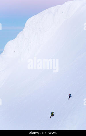 Zwei Bergsteiger aufsteigend ein Schneehang am Mount Hood, Oregon, Vereinigte Staaten. Stockfoto