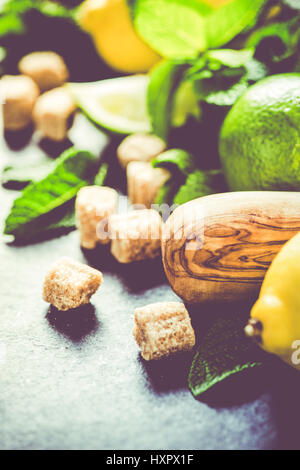 Zutaten für hausgemachte Sommer erfrischende Zitrone trinken Stockfoto