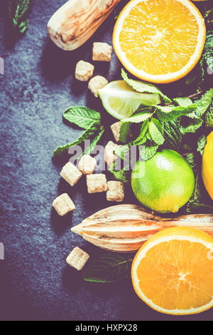 Hausgemachte leckere Sommer erfrischende Limonade machen Stockfoto