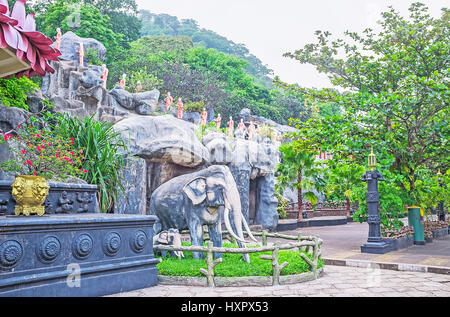 Der Garten von Dambulla Goldene Tempel geschmückt mit Blumen in Töpfen, Skulpturen von Elefanten und Mönchen, Sri Lanka. Stockfoto