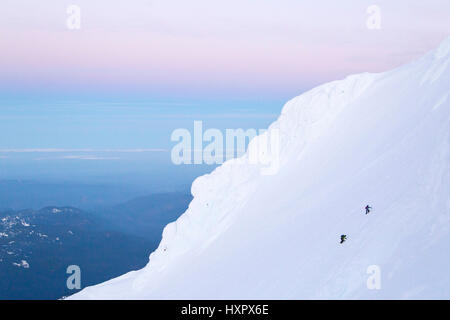 Zwei Bergsteiger aufsteigend ein Schneehang am Mount Hood, Oregon, Vereinigte Staaten. Stockfoto