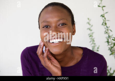 Porträt der fröhliche junge afrikanische Frau Gesicht Nahaufnahme Stockfoto