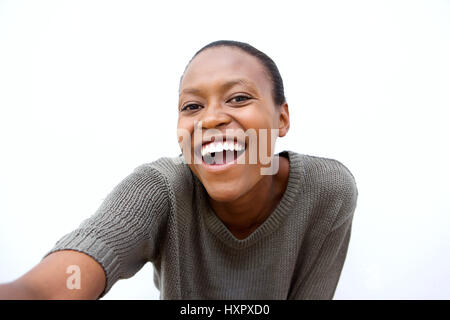 Porträt der fröhliche junge afrikanische Frau sprechen eine Selfie vor weißem Hintergrund Stockfoto