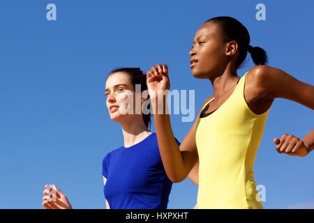 Porträt zweier junger Frauen, die Joggen im freien zusammen schließen Stockfoto