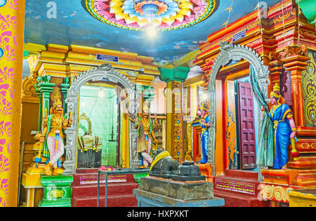 MATALE, SRI LANKA - 27. November 2016: das farbenfrohe Interieur des Muthumariamman Kovil - tamilische Hindu-Tempel mit Skulpturen der Götter, Tiere, erleichtete d Stockfoto