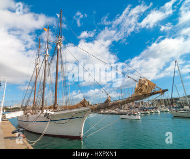 Hohen Segelschiff im Marina Port Vell in Barcelona, Spanien.  Segel- und Sportboot im Hafen an einem warmen November Nachmittag. Stockfoto