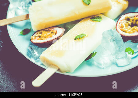 gesund und erfrischend, hausgemachtes Passionsfrucht und Joghurt Eis am Stiel Stockfoto