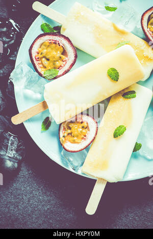 gesund und erfrischend, hausgemachtes Passionsfrucht und Joghurt Eis am Stiel Stockfoto