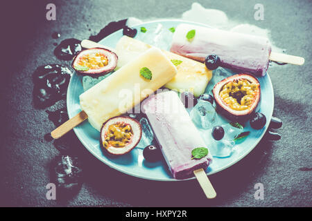 Gesunder Snack, fruchtige Eis am Stiel, Diät erneuernkonzept Stockfoto