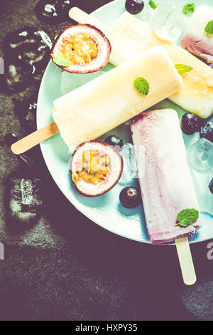 Gesunder Snack, fruchtige Eis am Stiel, Diät erneuernkonzept Stockfoto