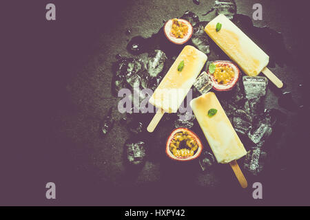 gesund und erfrischend, hausgemachtes Passionsfrucht und Joghurt Eis am Stiel Stockfoto