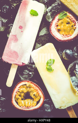 Gesunder Snack, fruchtige Eis am Stiel, Diät erneuernkonzept Stockfoto